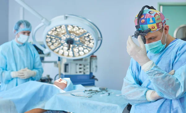 T 도중 수술 테이블에 환자를 둘러싼 몇몇 닥터 — 스톡 사진