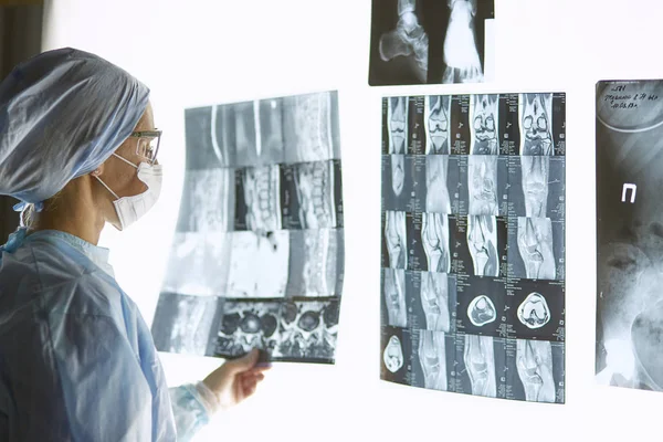 Twee vrouwelijke vrouwen medische artsen kijken naar x-stralen in een VRI — Stockfoto