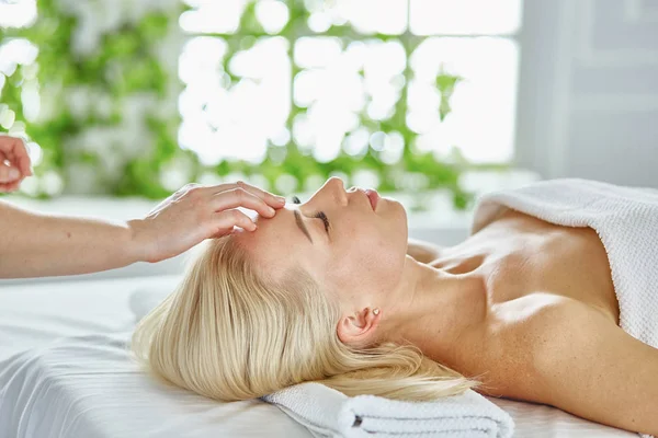 Mulher bonita com olhos fechados recebendo uma massagem no spa s — Fotografia de Stock