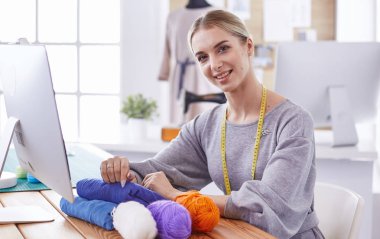 bir dikiş makinesi ile bir fabrikada güzel genç kız