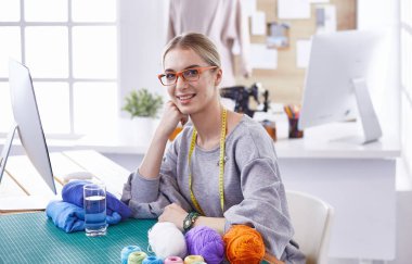 bir dikiş makinesi ile bir fabrikada güzel genç kız