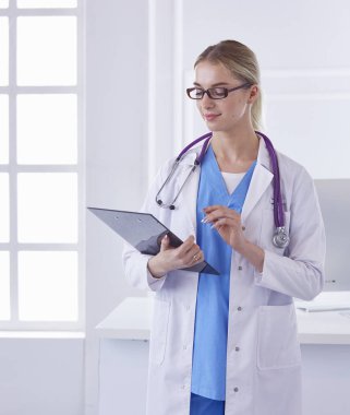 Ofiste kulaklık mutlu gülümseyen genç doktor Portresi