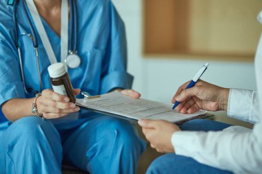 Güzel gülümseyen kadın hap bir şişe doktor t sunuyor