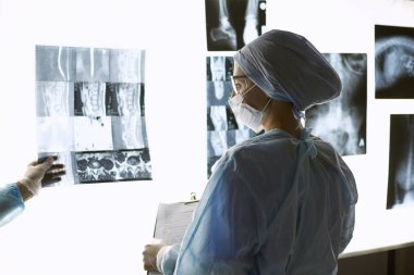 İki kadın kadın tıp doktorları bir hospita x-ışınları bakarak