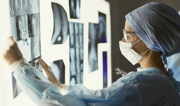Dvě ženské lékařské lékaři, kteří se dívají na rentgen v hospititě — Stock fotografie