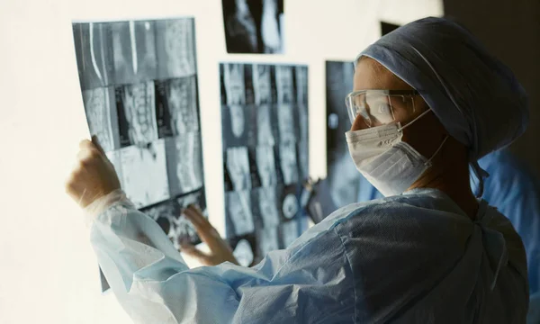 Due donne mediche che guardano i raggi X in un hospita — Foto Stock