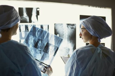 Hastanede röntgen çektiren iki kadın doktor.