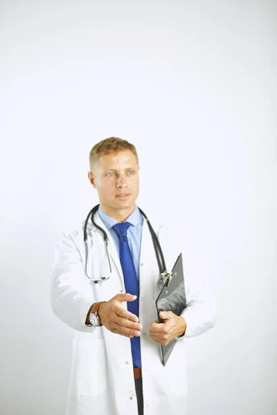 Joven médico de bata blanca con un estetoscopio saluda extendiendo su mano —  Fotos de Stock