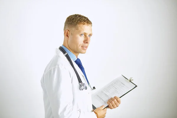 Νεαρός γιατρός με αυτοπεποίθηση σε λευκό παλτό με στηθοσκόπιο — Φωτογραφία Αρχείου