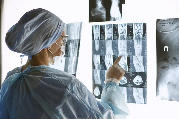 Due donne mediche che guardano le radiografie in un ospedale — Foto Stock