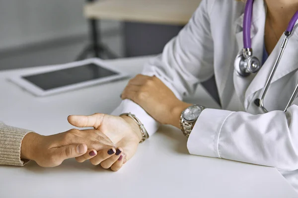 Femme médecin calme patient et tient la main — Photo