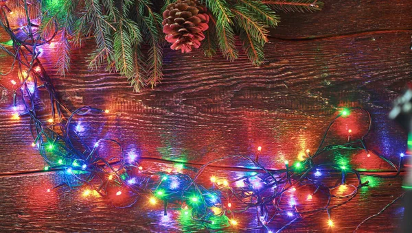 Barevné vánoční stromeček světla na bílém přírodním dřevěném stole. Kopírovat prostor dole. Plochý pohled shora — Stock fotografie