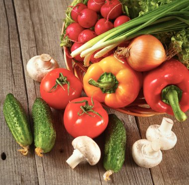 Sebze. Taze Bio sebze bir sepeti. Doğa Backg üzerinde