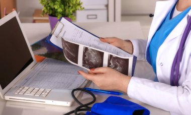 Ofis masasındaki kadın doktor