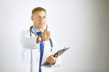 Steteskoplu beyaz önlüklü, kendine güvenen genç bir doktor.