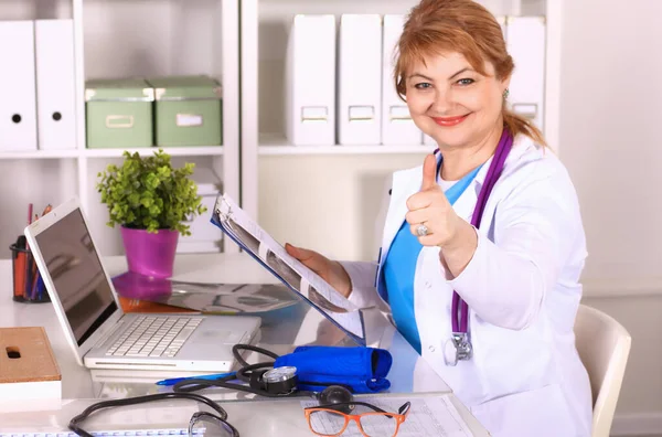 Doctora en el escritorio en el consultorio —  Fotos de Stock