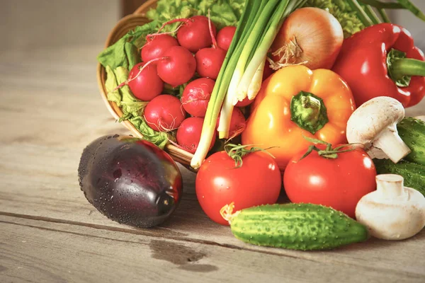 Verduras. Fresh Bio Vegetable in a Basket. Sobre la naturaleza Backg — Foto de Stock