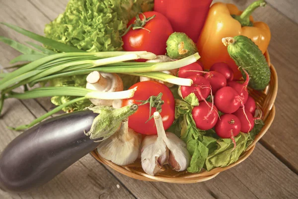 Verduras. Fresh Bio Vegetable in a Basket. Sobre la naturaleza Backg — Foto de Stock