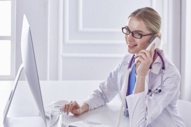 Ofiste kulaklık mutlu gülümseyen genç doktor Portresi