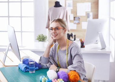 bir dikiş makinesi ile bir fabrikada güzel genç kız