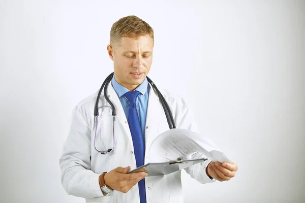 Ung säker läkare i en vit rock med ett stetoskop Stockbild