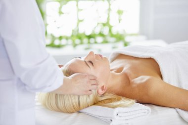 Kapalı gözlü güzel kadın spa bir masaj oluyor