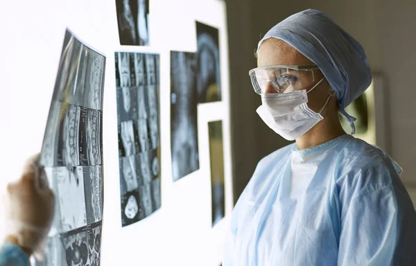 Duas mulheres médicas olhando para raios-x em um hospita — Fotografia de Stock