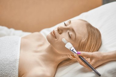 Bir güzellik uzmanının resepsiyonundaki güzel kız.