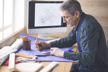 Dizüstü bilgisayarda çalışan ve Proje çizimi mühendis marangoz