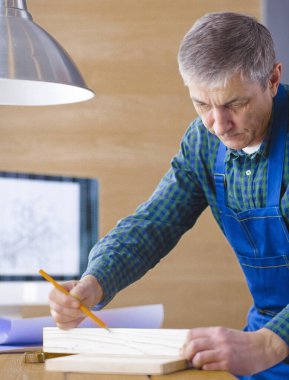 Dizüstü bilgisayarda çalışan ve Proje çizimi mühendis marangoz