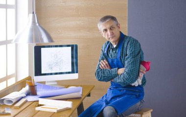 Dizüstü bilgisayarda çalışan ve Proje çizimi mühendis marangoz