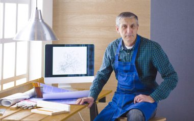 Dizüstü bilgisayarda çalışan ve Proje çizimi mühendis marangoz