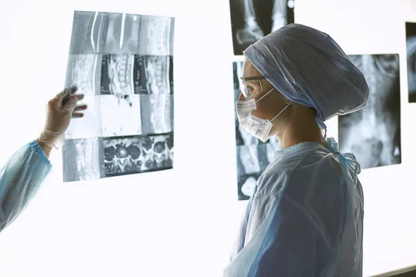 Due donne mediche che guardano le radiografie in un ospedale — Foto Stock