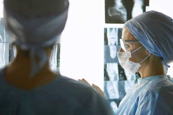 병원에서 엑스레이를 보고 있는 두 명의 여성 의사 — 스톡 사진