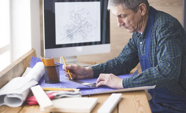 Ingénieur charpentier travaillant sur ordinateur portable et projet de croquis — Photo