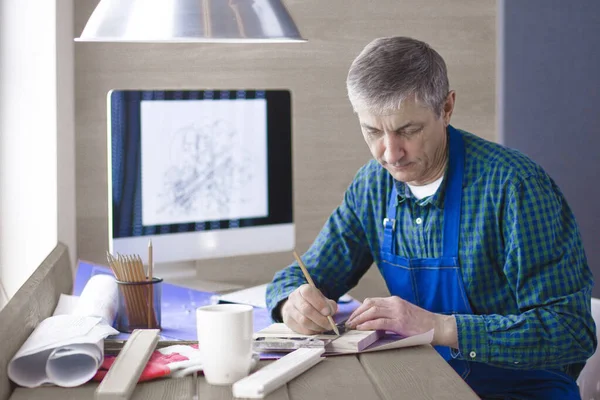 Ingénieur charpentier travaillant sur ordinateur portable et projet de croquis — Photo