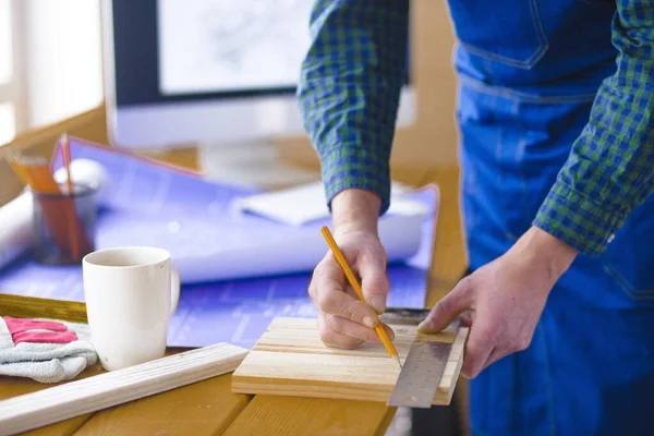 Ingenieur timmerman die op laptop werkt en schetsen van project — Stockfoto