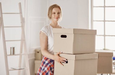 Güzel bekar bir kadın kutuları açıyor ve yeni bir eve taşınıyor.