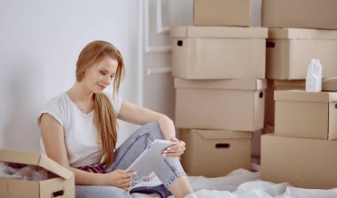 Güzel bekar bir kadın kutuları açıyor ve yeni bir eve taşınıyor.