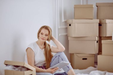 Güzel bekar bir kadın kutuları açıyor ve yeni bir eve taşınıyor.
