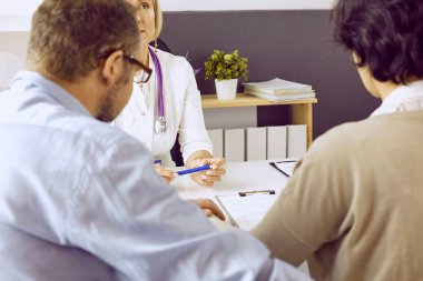 Resepsiyondaki çift bir seksologla sorunları tartışıyor.