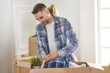 Mutlu genç çift yeni evine taşınıyor.