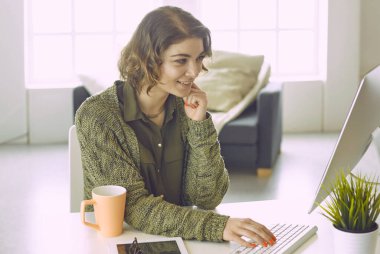 Office grafik tablet ile çalışan genç kadın