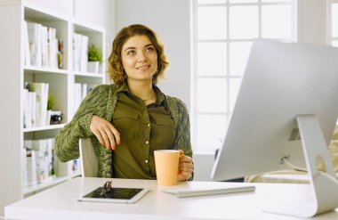 Office grafik tablet ile çalışan genç kadın