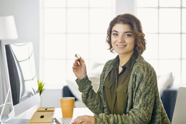 Office grafik tablet ile çalışan genç kadın