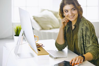 Office grafik tablet ile çalışan genç kadın
