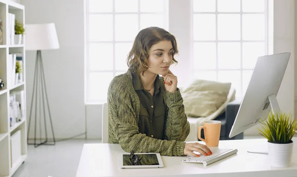 Junge Frau arbeitet im Büro mit Grafik-Tablet — Stockfoto