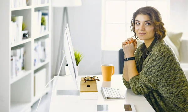 Młoda kobieta pracę z tabletem graficznym w biurze — Zdjęcie stockowe