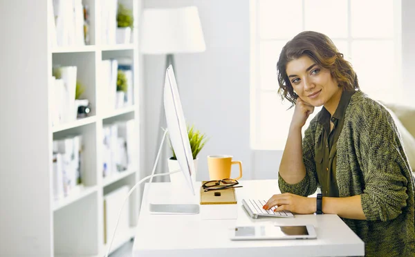 Młoda kobieta pracę z tabletem graficznym w biurze — Zdjęcie stockowe