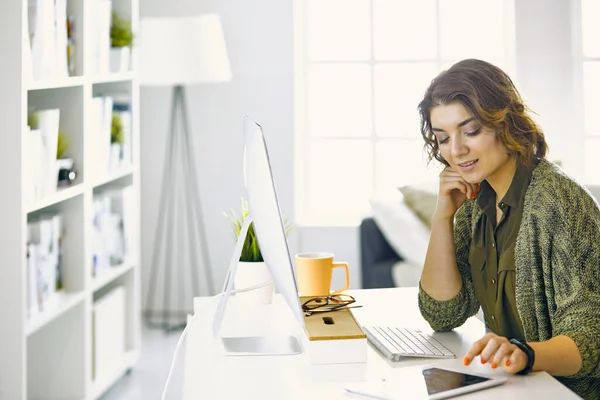 Junge Frau arbeitet im Büro mit Grafik-Tablet — Stockfoto